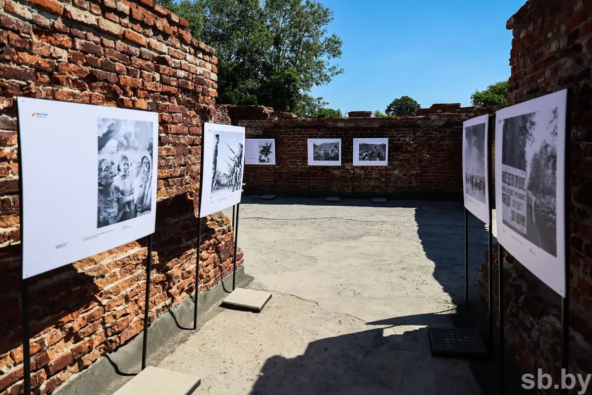 В руинах Белого дворца Брестской крепости открылась фотовыставка