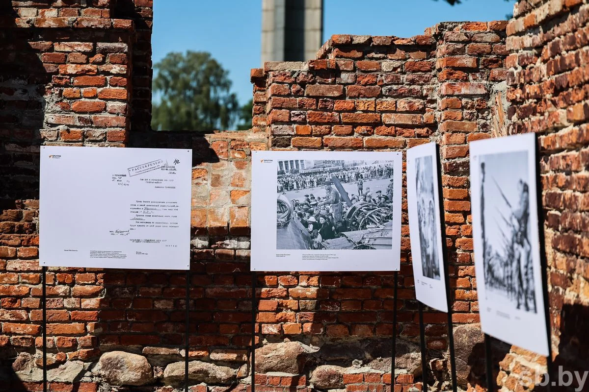В руинах Белого дворца Брестской крепости открылась фотовыставка