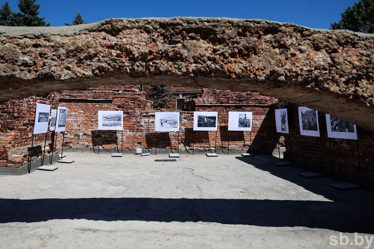 В руинах Белого дворца Брестской крепости открылась фотовыставка