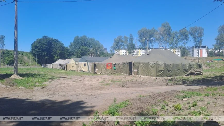Более 400 реконструкторов разбили лагерь в Бресте — среди них японец и 5-летний ребёнок