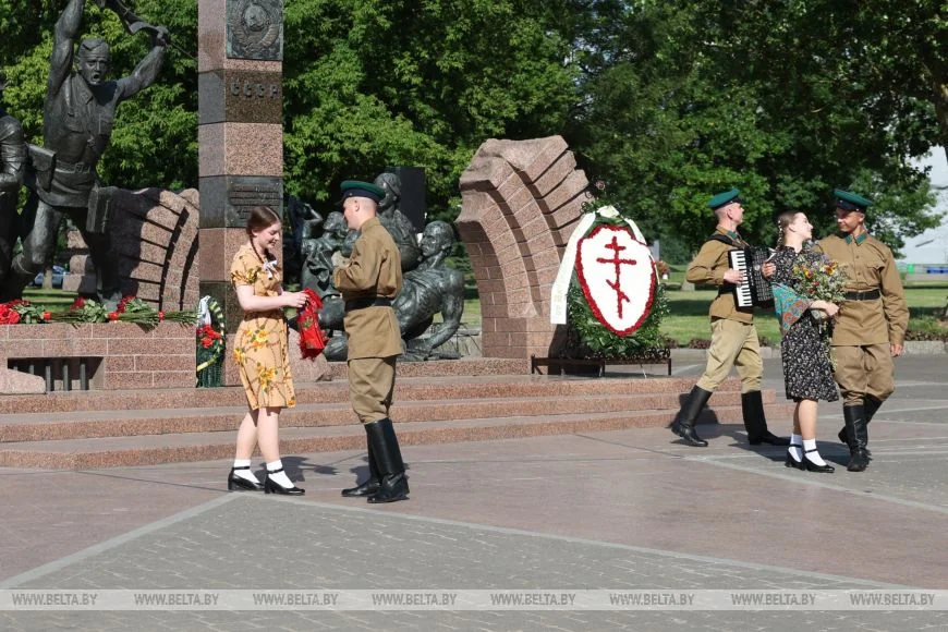 С портретами погибших пограничников: в Брестской крепости прошел «Боевой расчет»