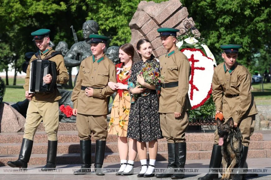 С портретами погибших пограничников: в Брестской крепости прошел «Боевой расчет»