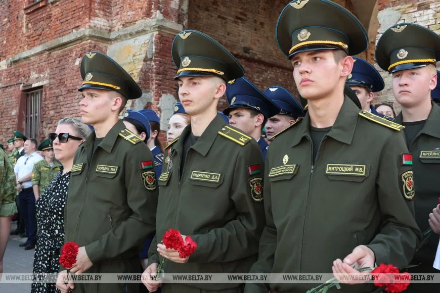 С портретами погибших пограничников: в Брестской крепости прошел «Боевой расчет»