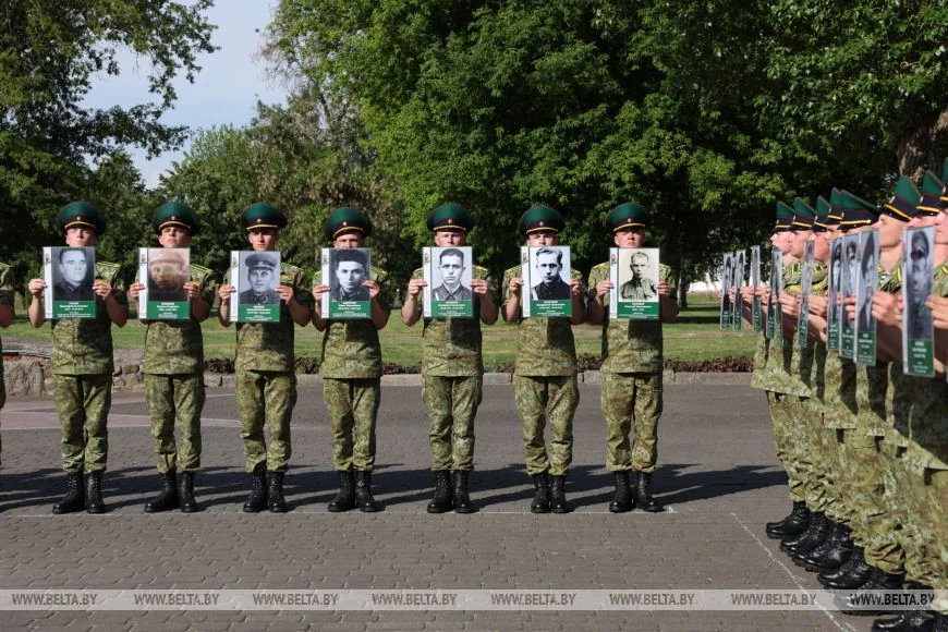 С портретами погибших пограничников: в Брестской крепости прошел «Боевой расчет»