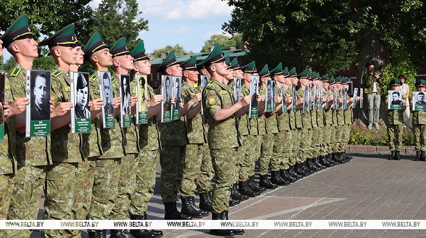 С портретами погибших пограничников: в Брестской крепости прошел «Боевой расчет»