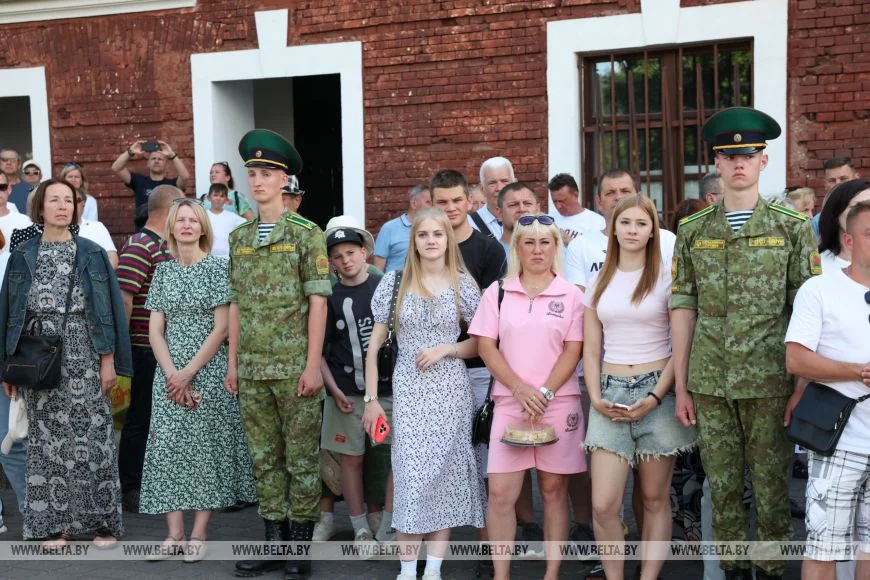 С портретами погибших пограничников: в Брестской крепости прошел «Боевой расчет»
