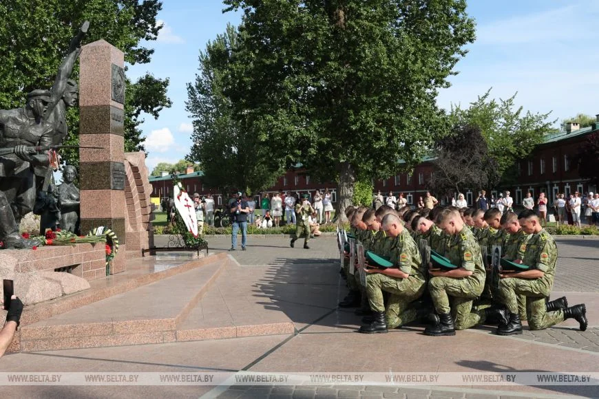 С портретами погибших пограничников: в Брестской крепости прошел «Боевой расчет»