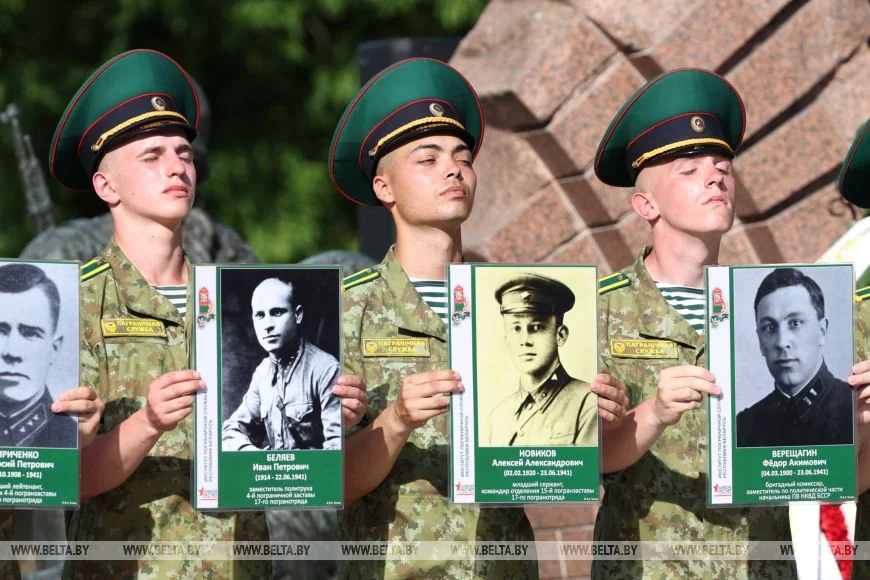 С портретами погибших пограничников: в Брестской крепости прошел «Боевой расчет»