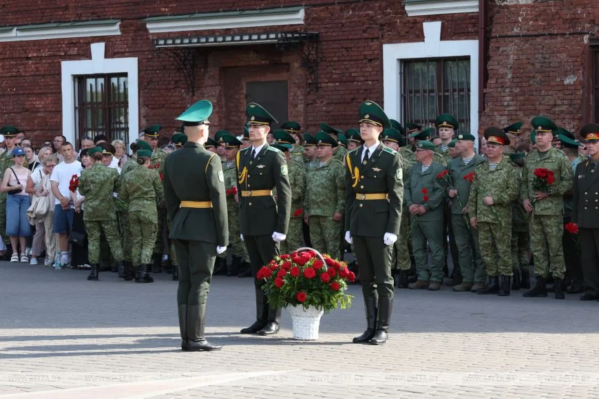 С портретами погибших пограничников: в Брестской крепости прошел «Боевой расчет»