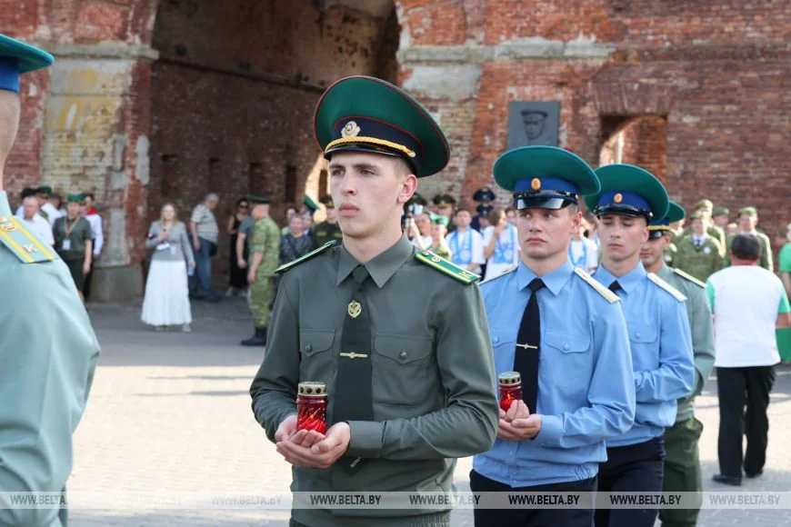 С портретами погибших пограничников: в Брестской крепости прошел «Боевой расчет»
