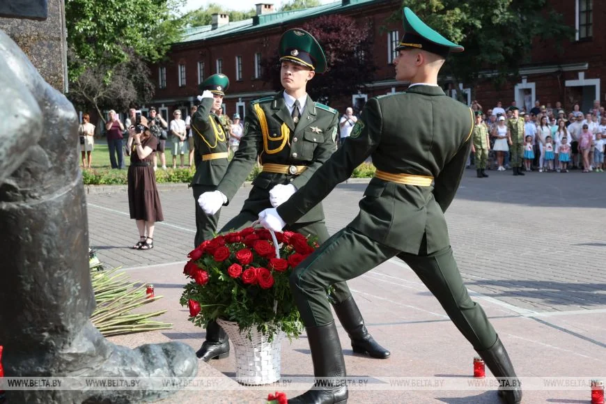 С портретами погибших пограничников: в Брестской крепости прошел «Боевой расчет»