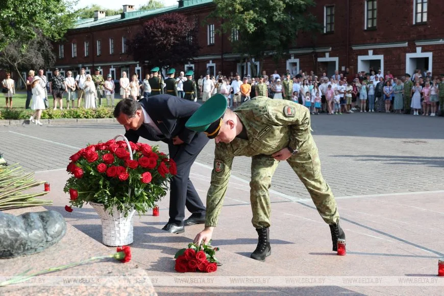 С портретами погибших пограничников: в Брестской крепости прошел «Боевой расчет»