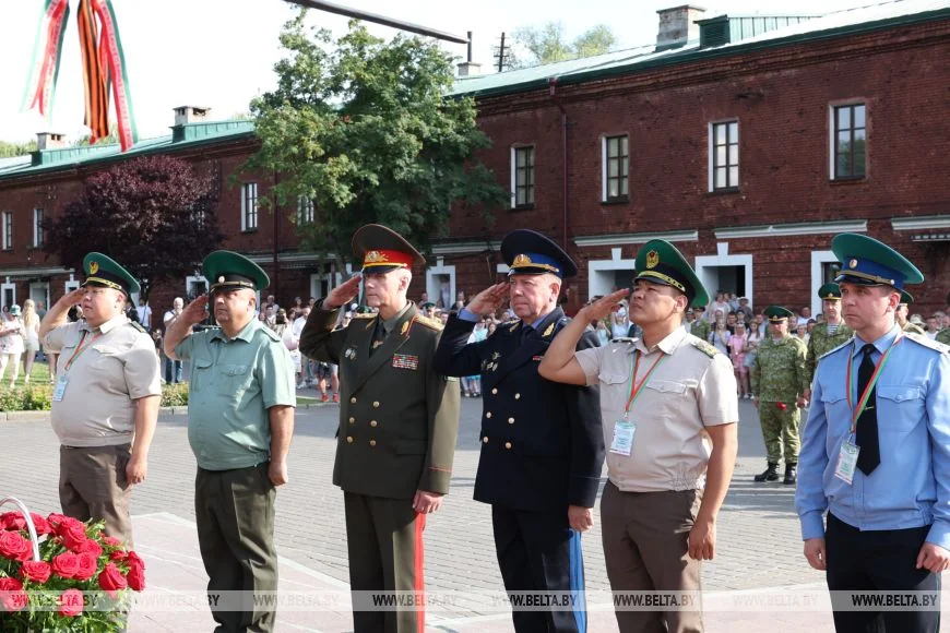 С портретами погибших пограничников: в Брестской крепости прошел «Боевой расчет»