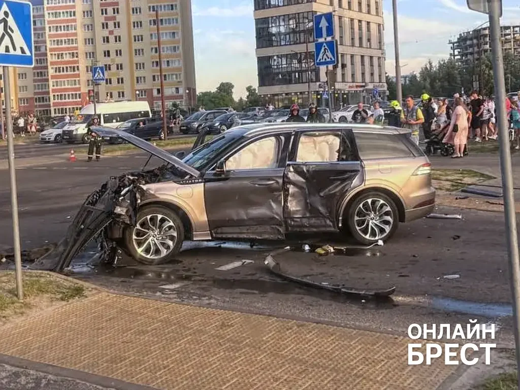 В Бресте Audi столкнулась с Lincoln — подробности серьёзного ДТП