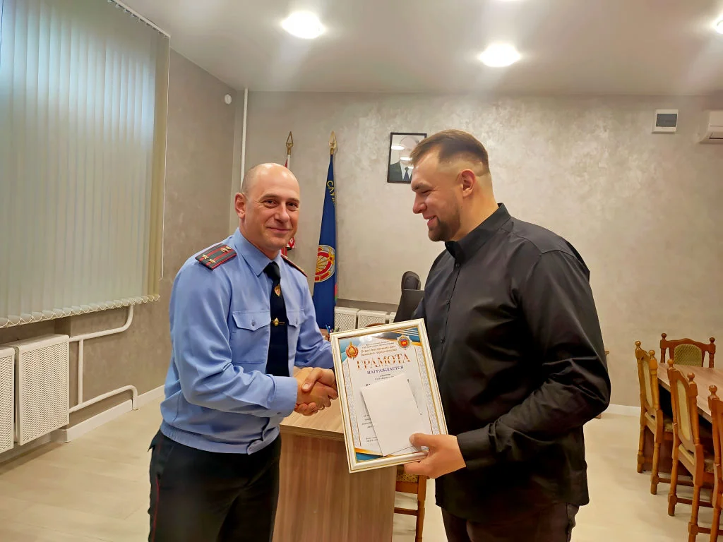 В Пинске таксисты помогли задержать курьера мошенников