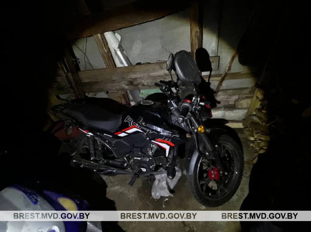 Мопед улетел в кювет ночью в Дрогичинском районе — двое пострадали