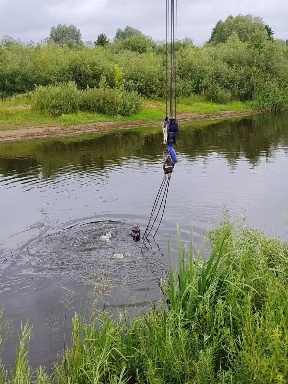 Водитель успел выпрыгнуть из салона, а автомобиль ушел под воду — как так вышло?