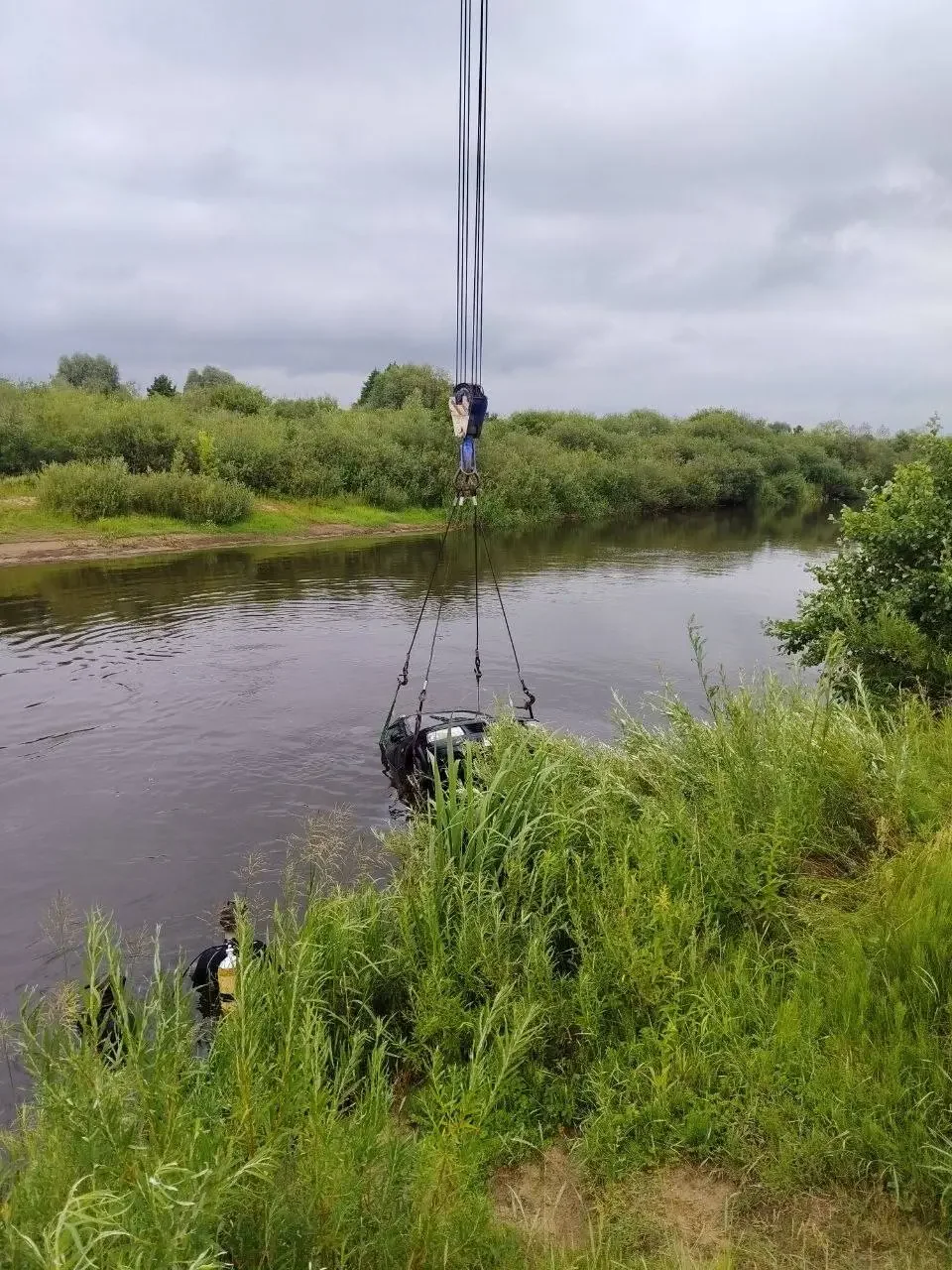Водитель успел выпрыгнуть из салона, а автомобиль ушел под воду — как так вышло?