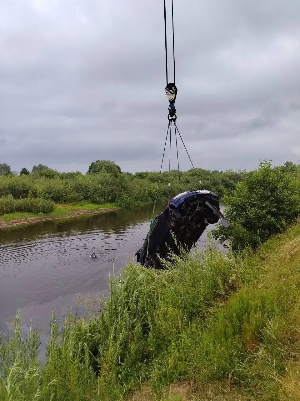Водитель успел выпрыгнуть из салона, а автомобиль ушел под воду — как так вышло?