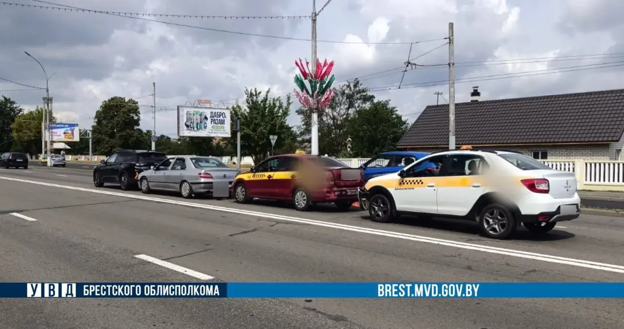В Бресте четыре автомобиля попали в одно ДТП