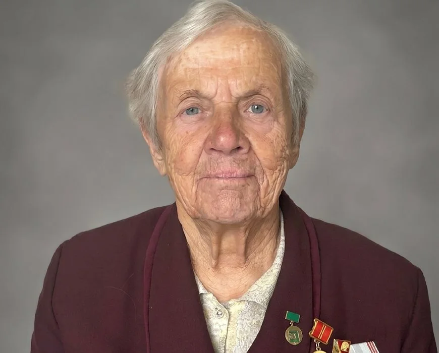 95-летняя жительница Каменецкого района подружилась с диким аистом — и вот как он ей отвечает