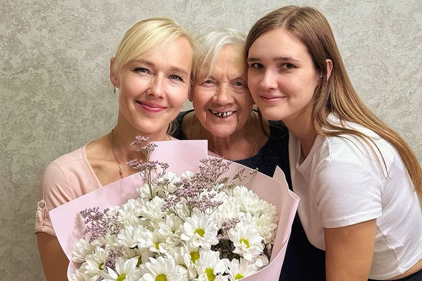 95-летняя жительница Каменецкого района подружилась с диким аистом — и вот как он ей отвечает