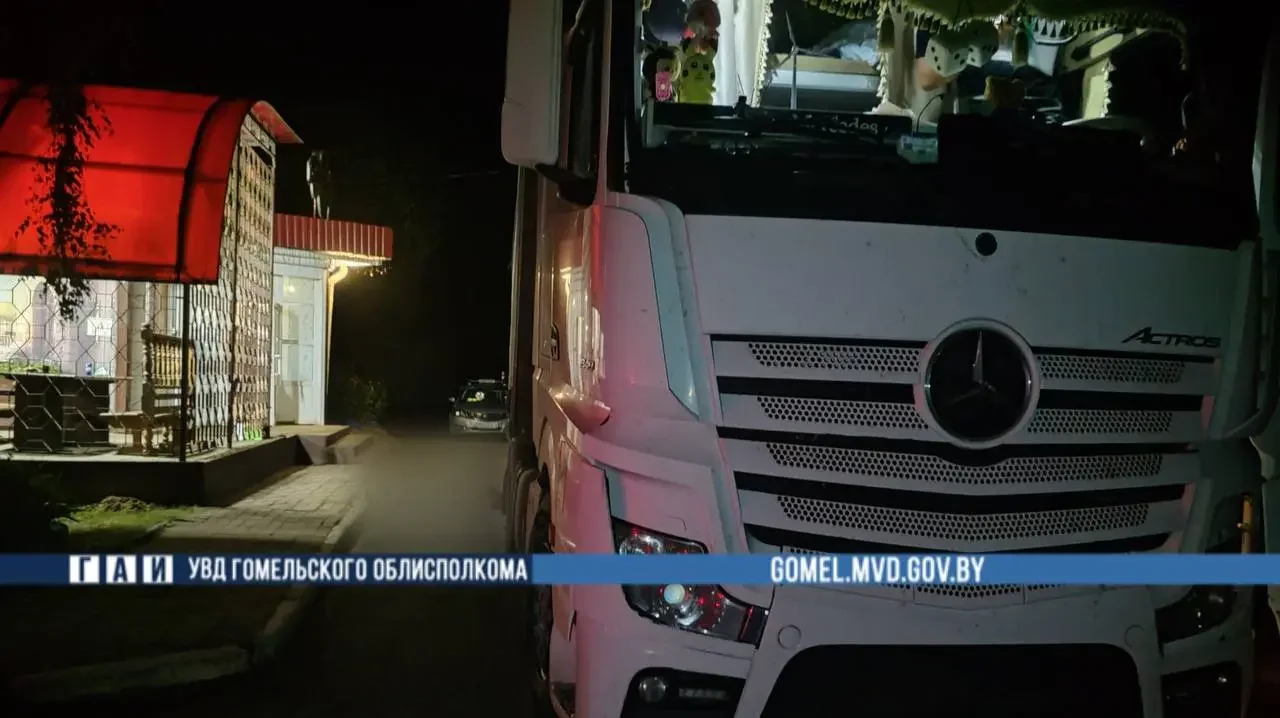 Белорус упал с крыльца магазина и погиб под колесами грузовика