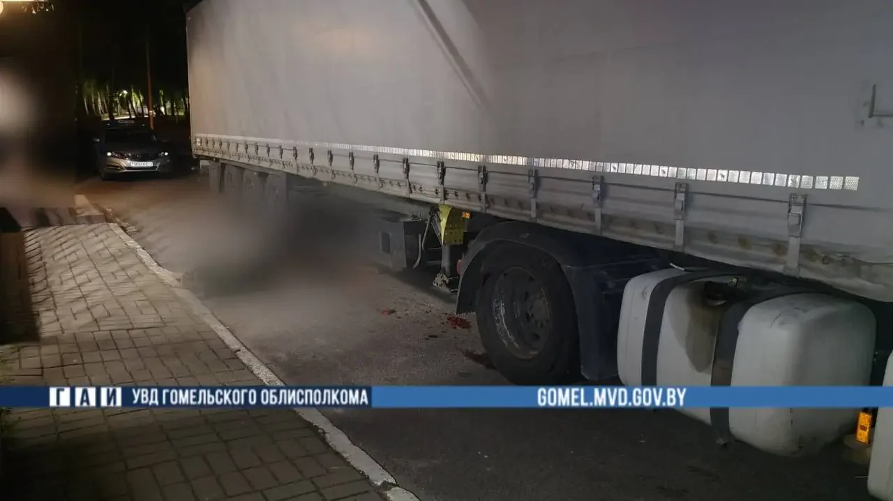 Белорус упал с крыльца магазина и погиб под колесами грузовика