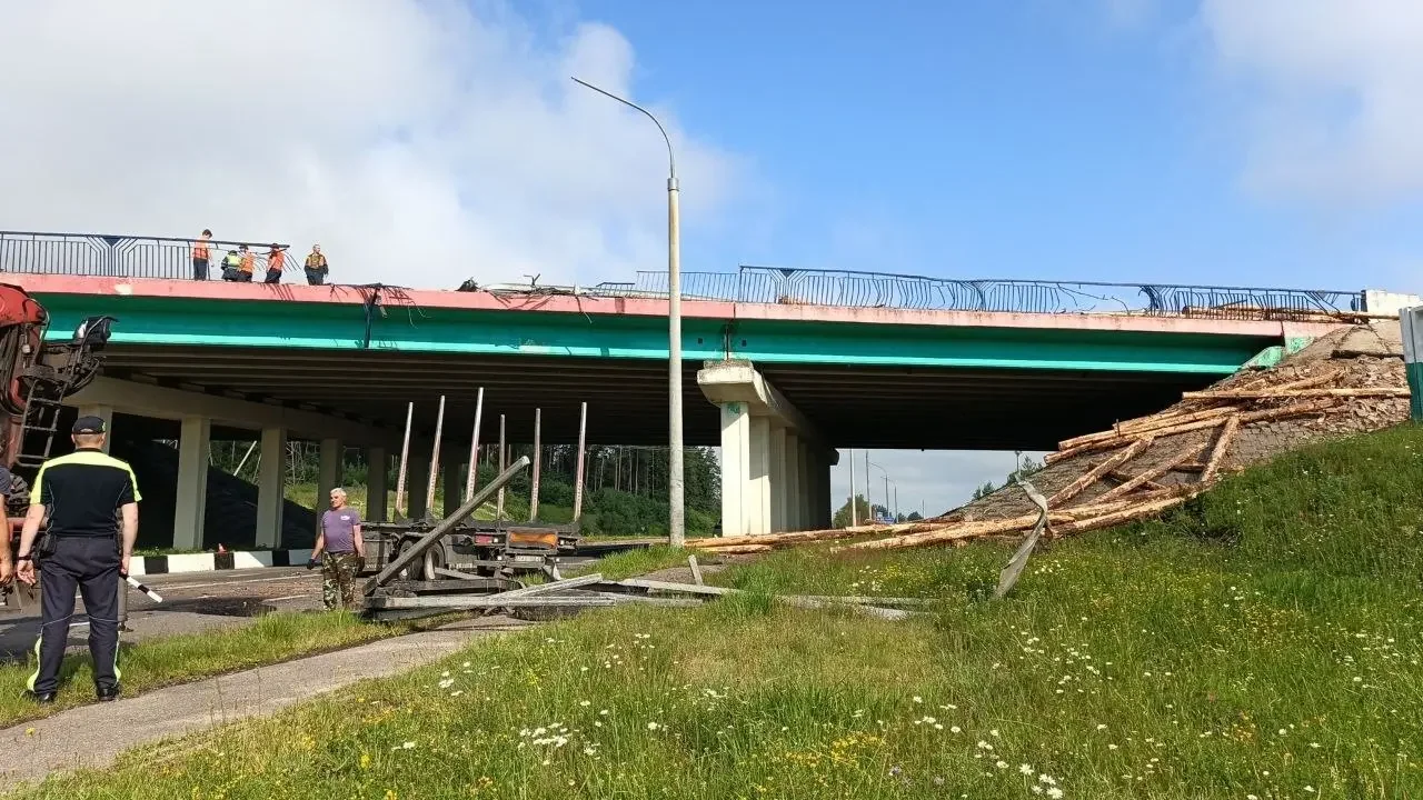 У лесовоза на трассе лопнуло колесо — прицеп рухнул с моста