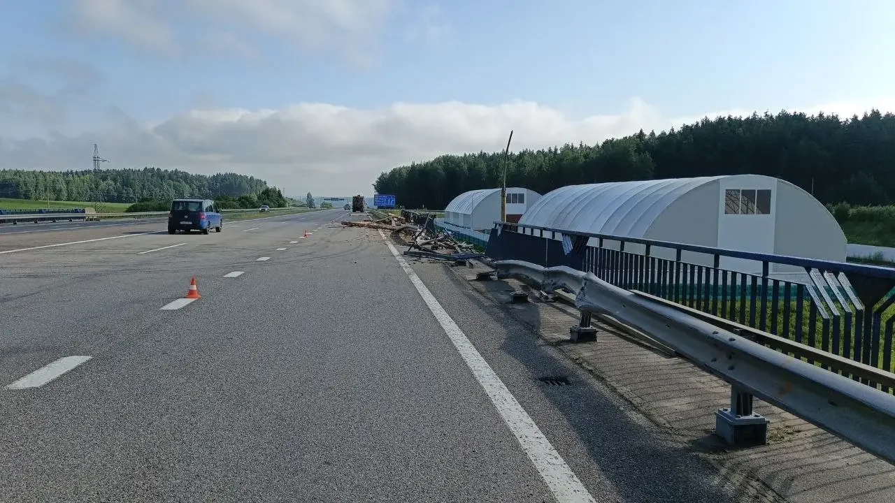 У лесовоза на трассе лопнуло колесо — прицеп рухнул с моста