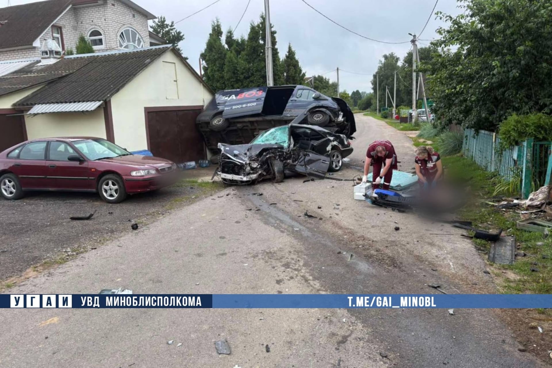 Mercedes врезался в припаркованные авто — водитель погиб