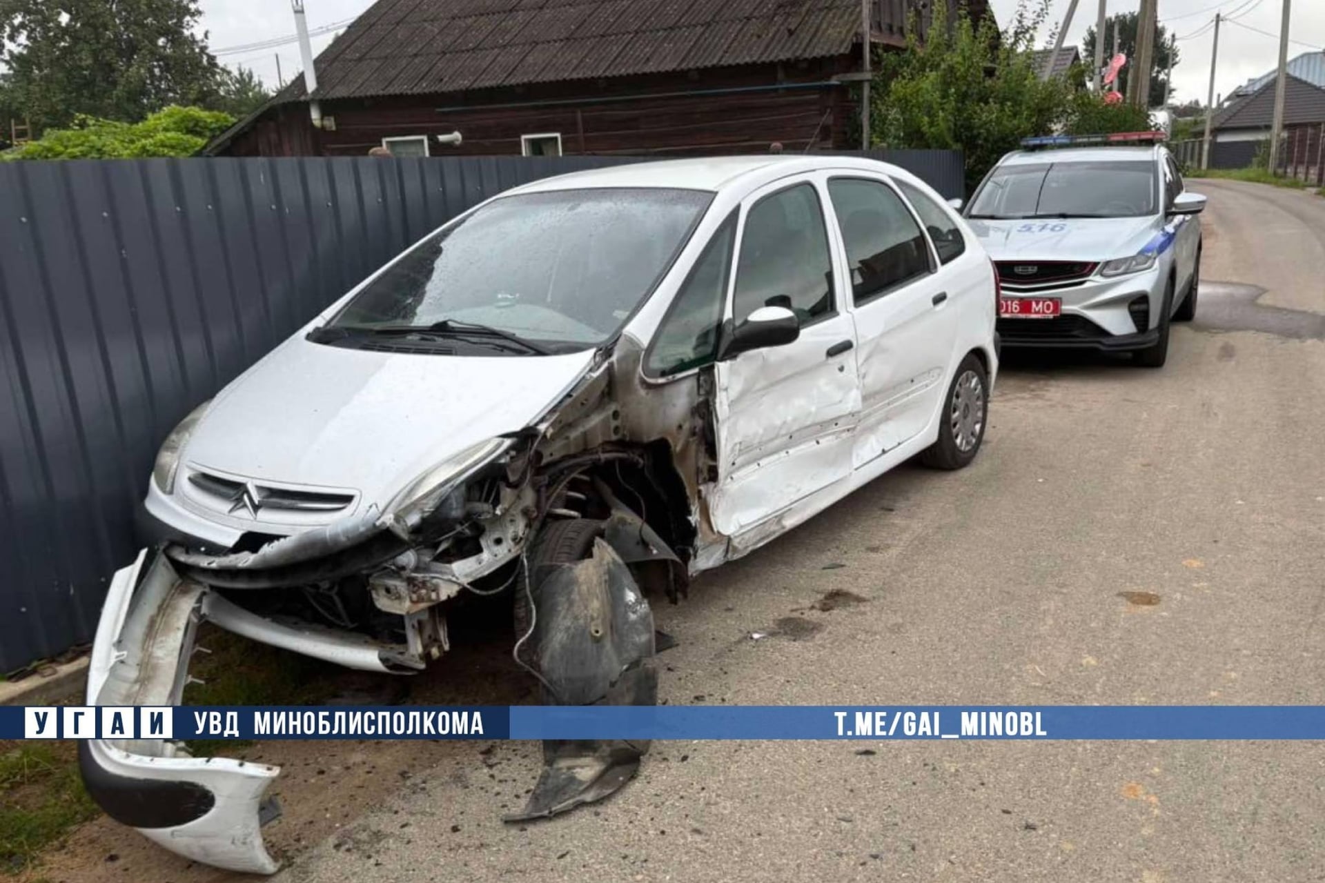 Mercedes врезался в припаркованные авто — водитель погиб
