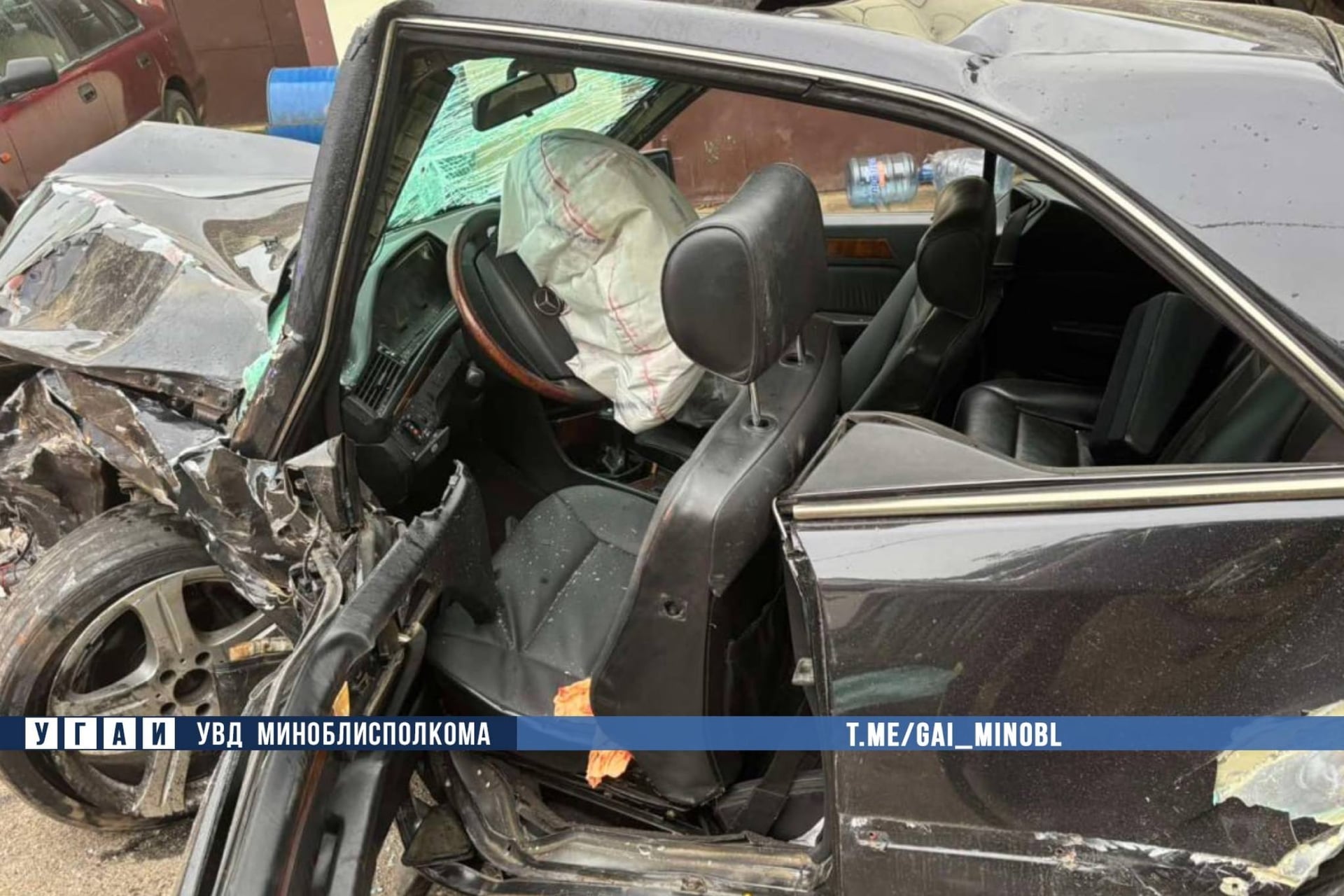 Mercedes врезался в припаркованные авто — водитель погиб
