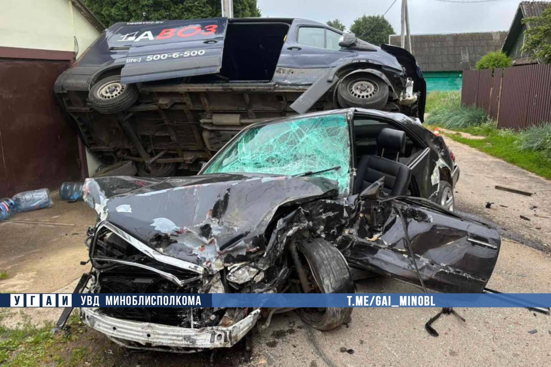Mercedes врезался в припаркованные авто — водитель погиб