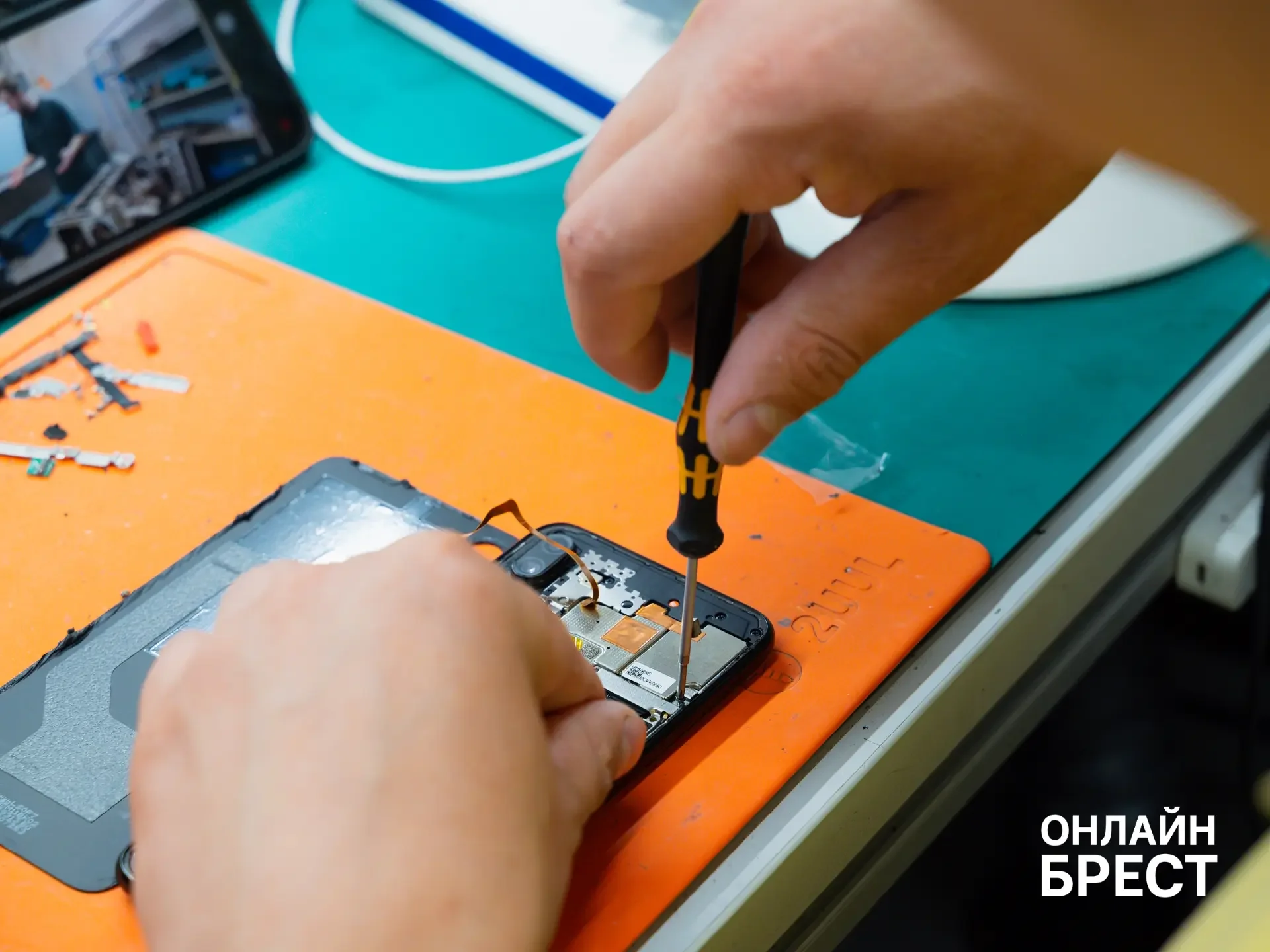 От Nokia 3310 до iPhone 17 Pro: как изменились смартфоны и их ремонт за 20 лет