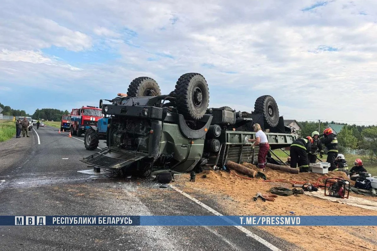 В Беларуси опрокинулся автомобиль с военнослужащими: погибли два человека — видео момента ДТП