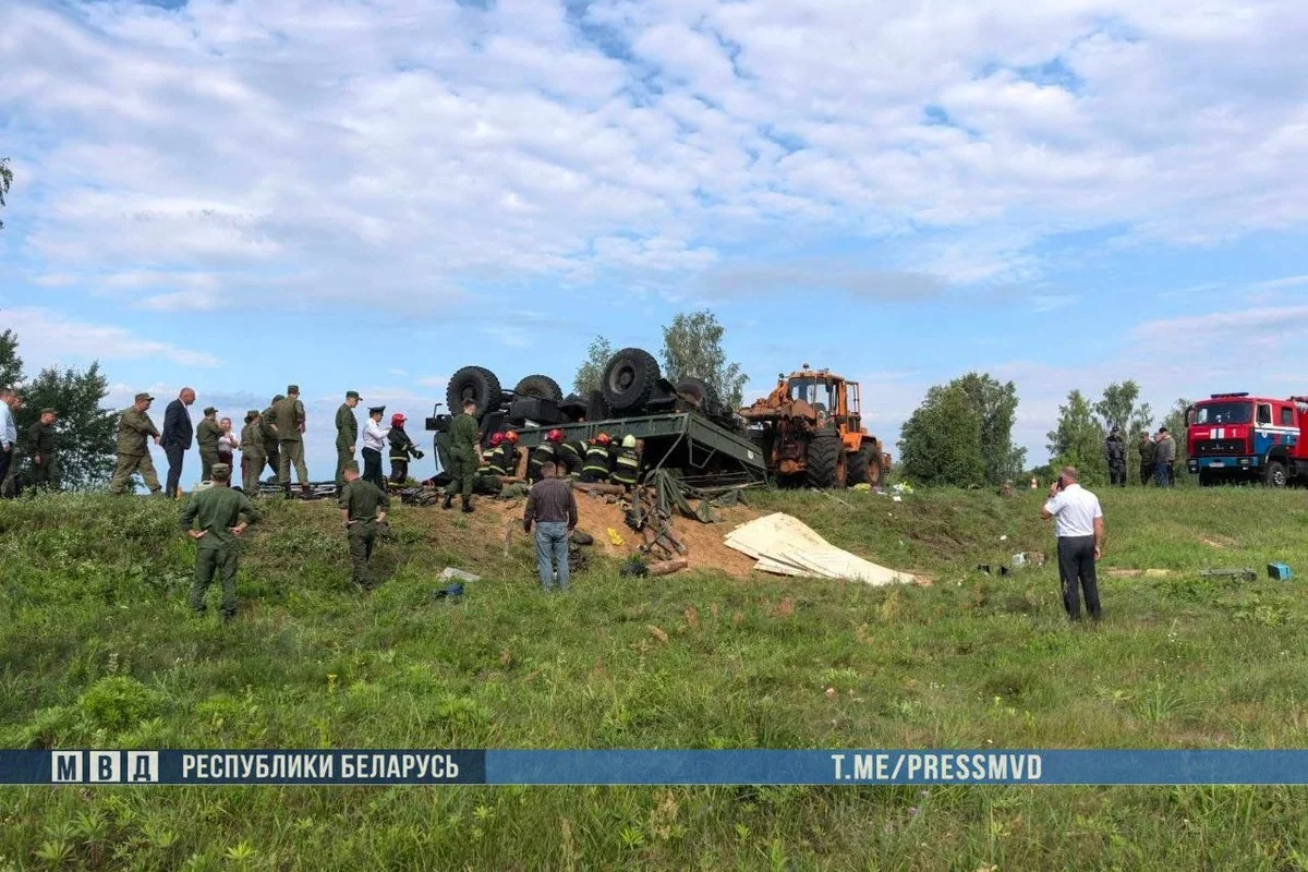 В Беларуси опрокинулся автомобиль с военнослужащими: погибли два человека — видео момента ДТП