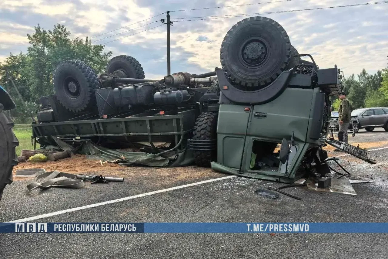 В Беларуси опрокинулся автомобиль с военнослужащими: погибли два человека — видео момента ДТП