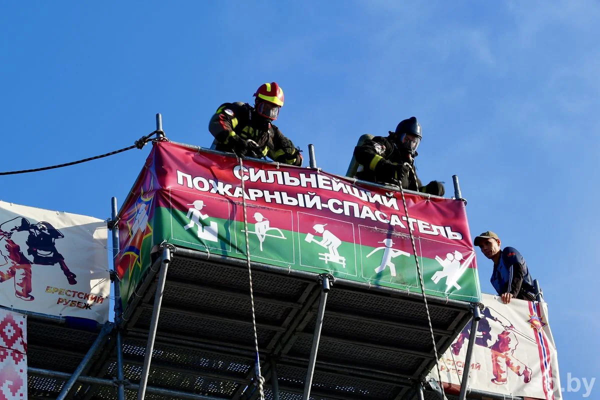 Кувалда, башня и 85 килограммов: как спасатели проверяют себя в Бресте