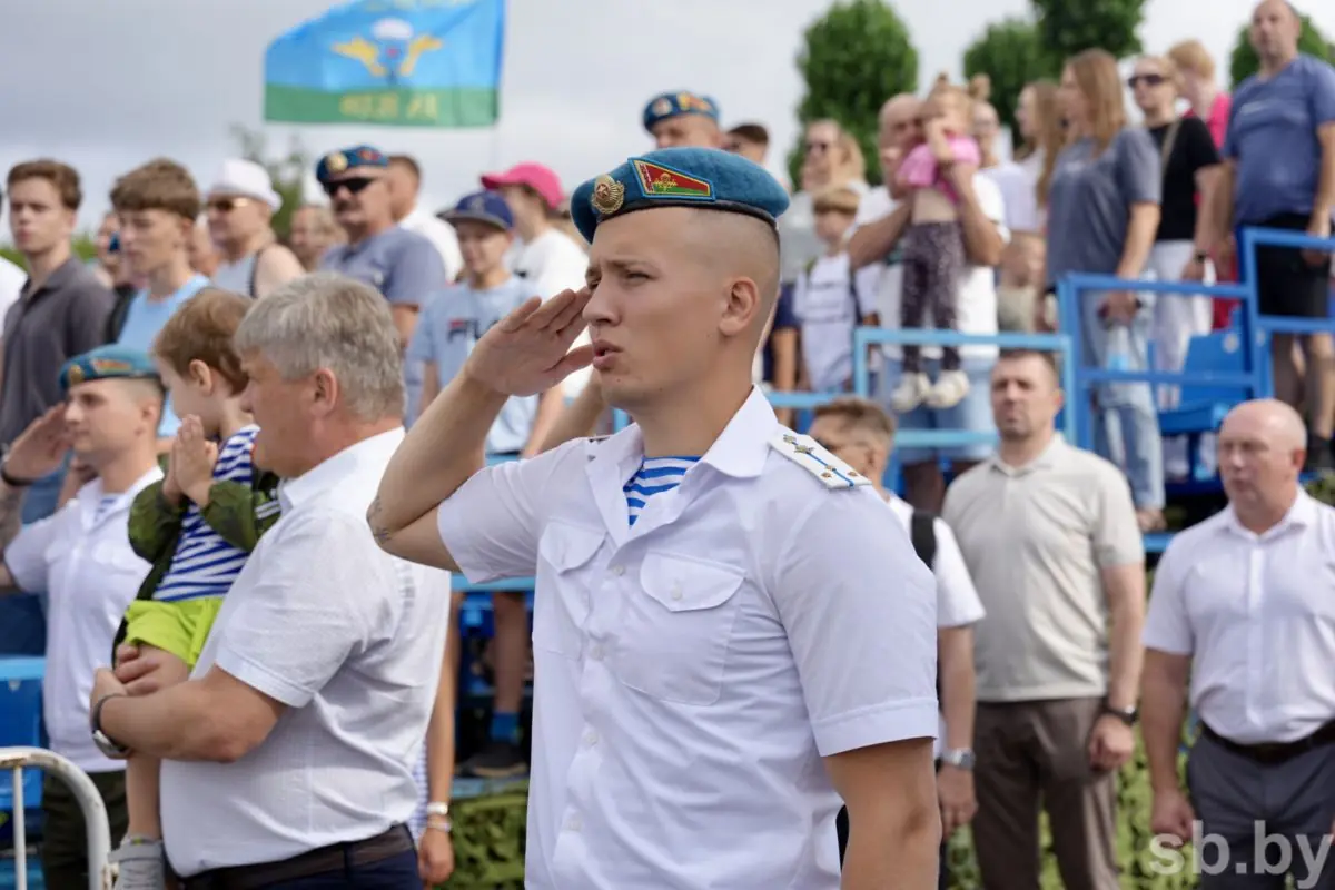 Как Брест отметил День десантников и сил специальных операций — фото и видео