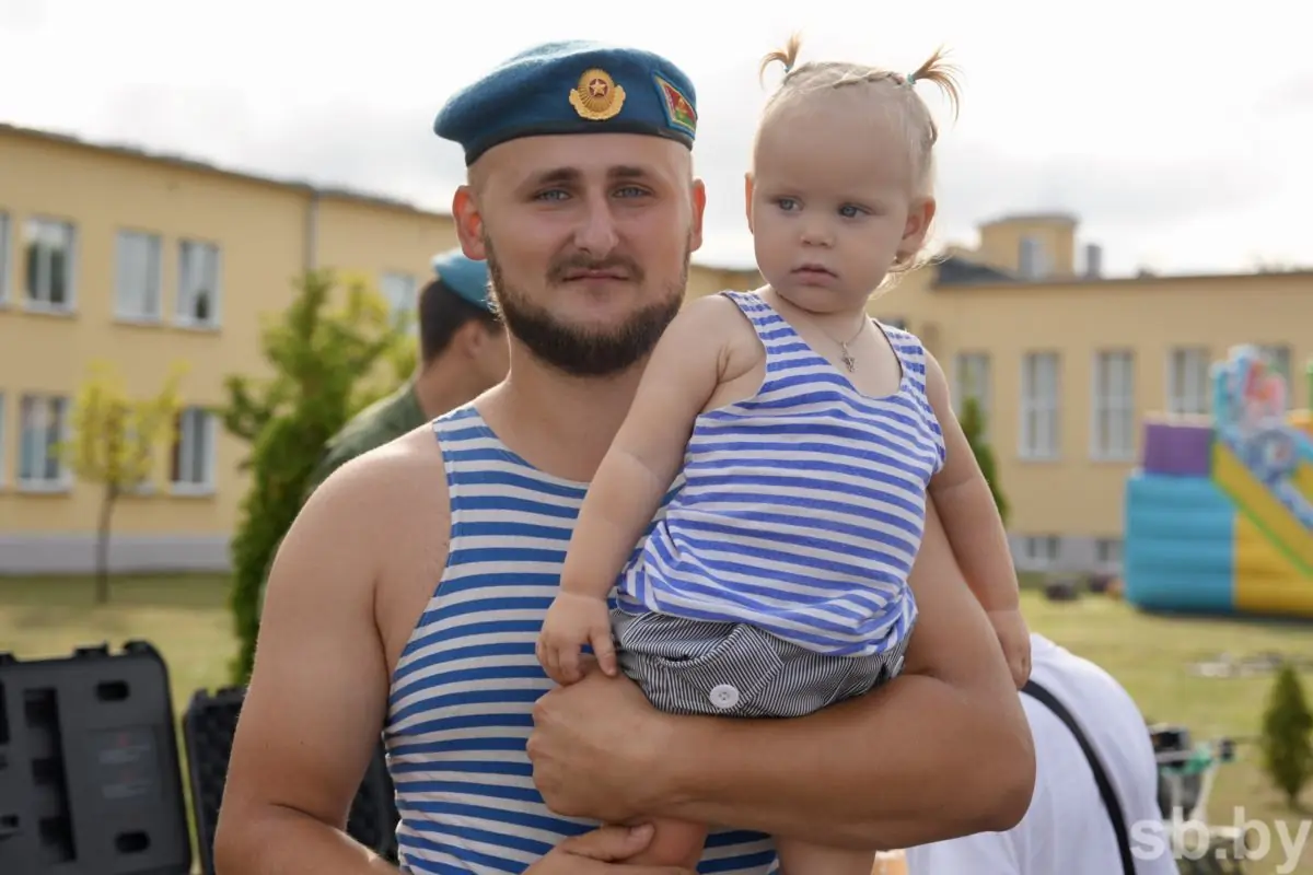 Как Брест отметил День десантников и сил специальных операций — фото и видео