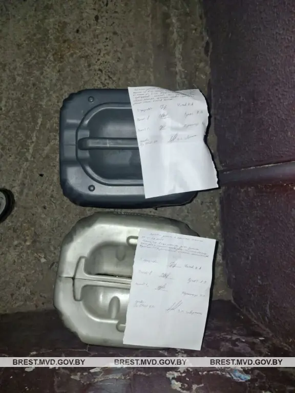 В Брестской области тракторист закопал канистры с топливом, но тайник нашли правоохранители