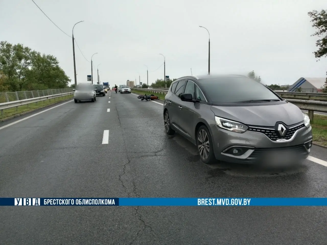 Мотоциклист врезался в попутную легковушку в Бресте