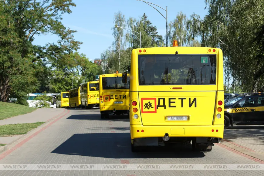 Школьников будут возить на новых автобусах: ключи вручили у Брестской крепости