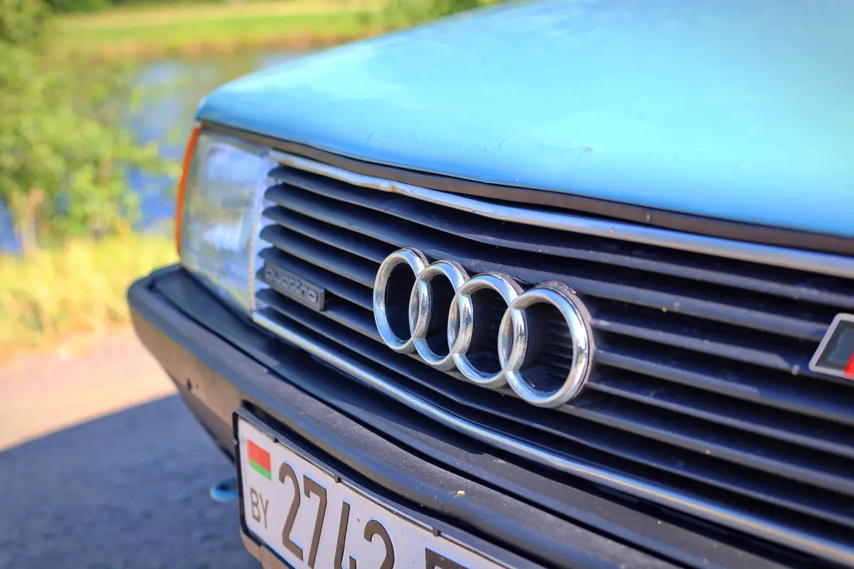 Белоруска восстановила дедовскую Audi, простоявшую 15 лет без движения