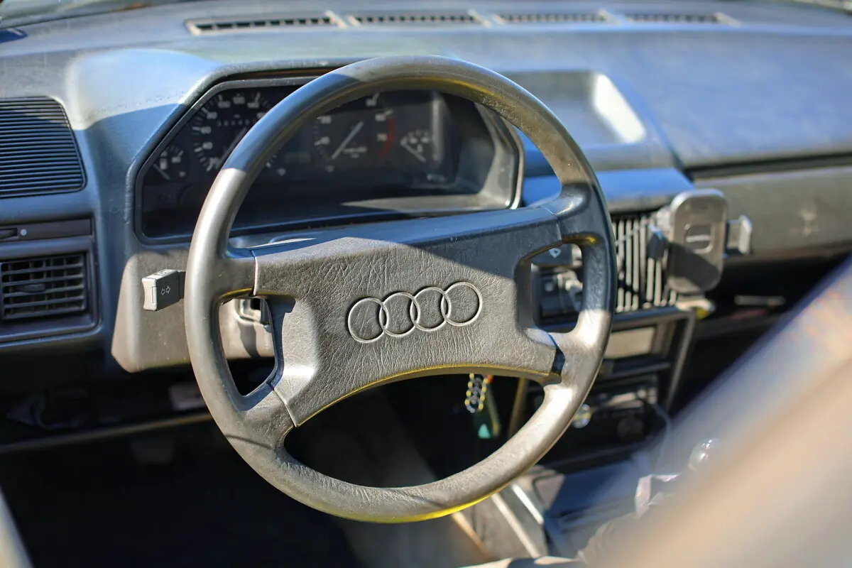 Белоруска восстановила дедовскую Audi, простоявшую 15 лет без движения