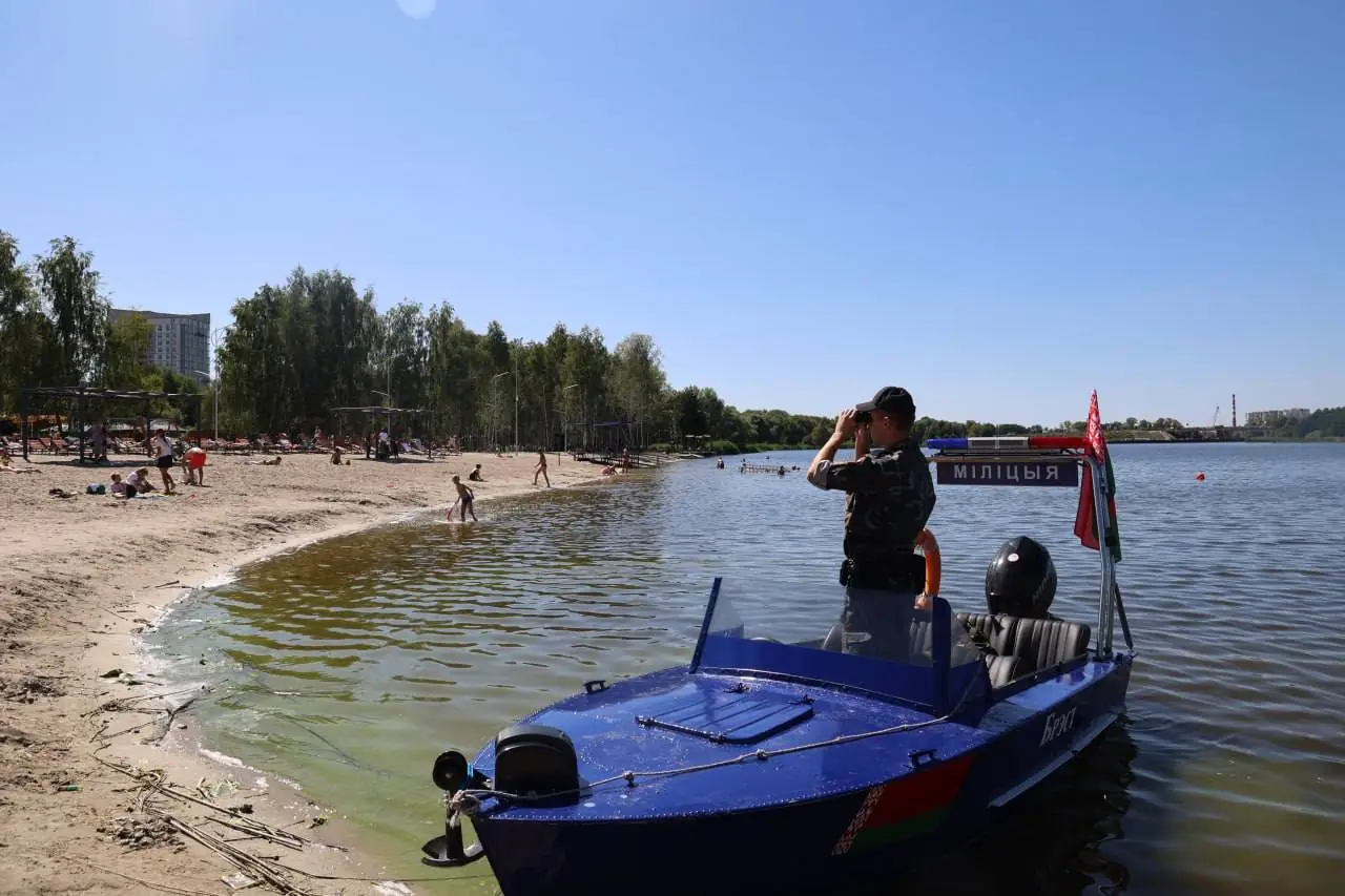Пляжи Бреста патрулируют с катера и контролируют с помощью дрона