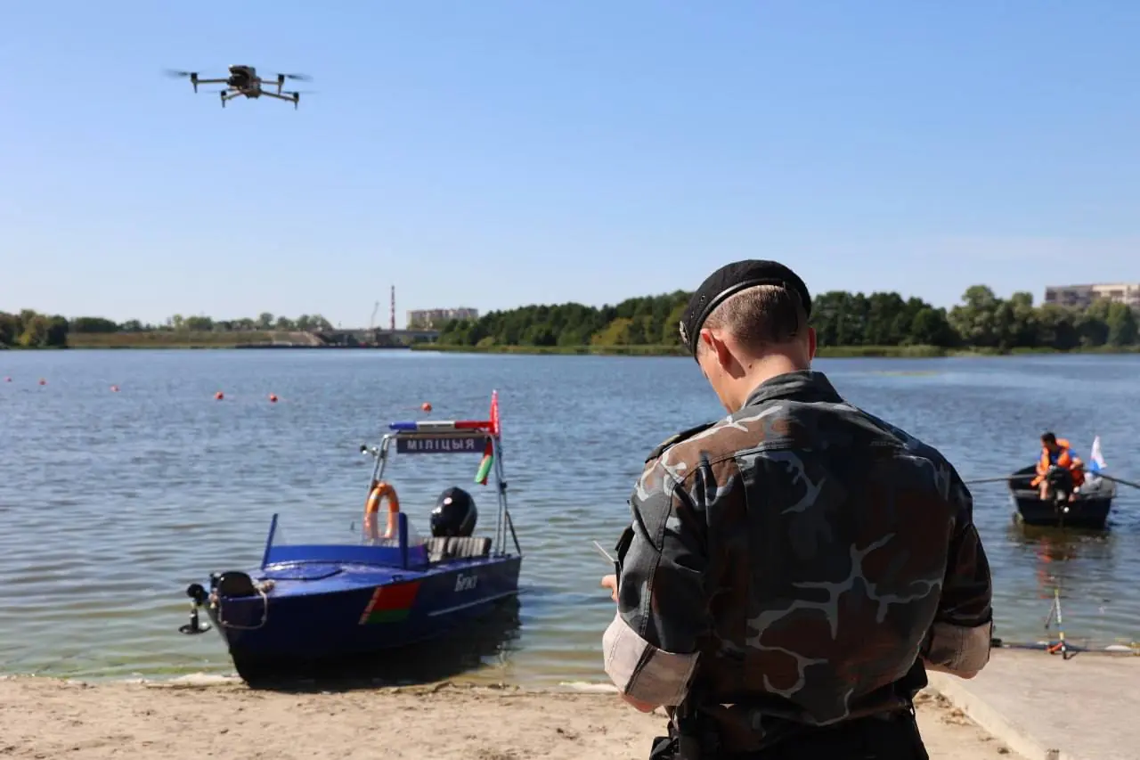 Пляжи Бреста патрулируют с катера и контролируют с помощью дрона