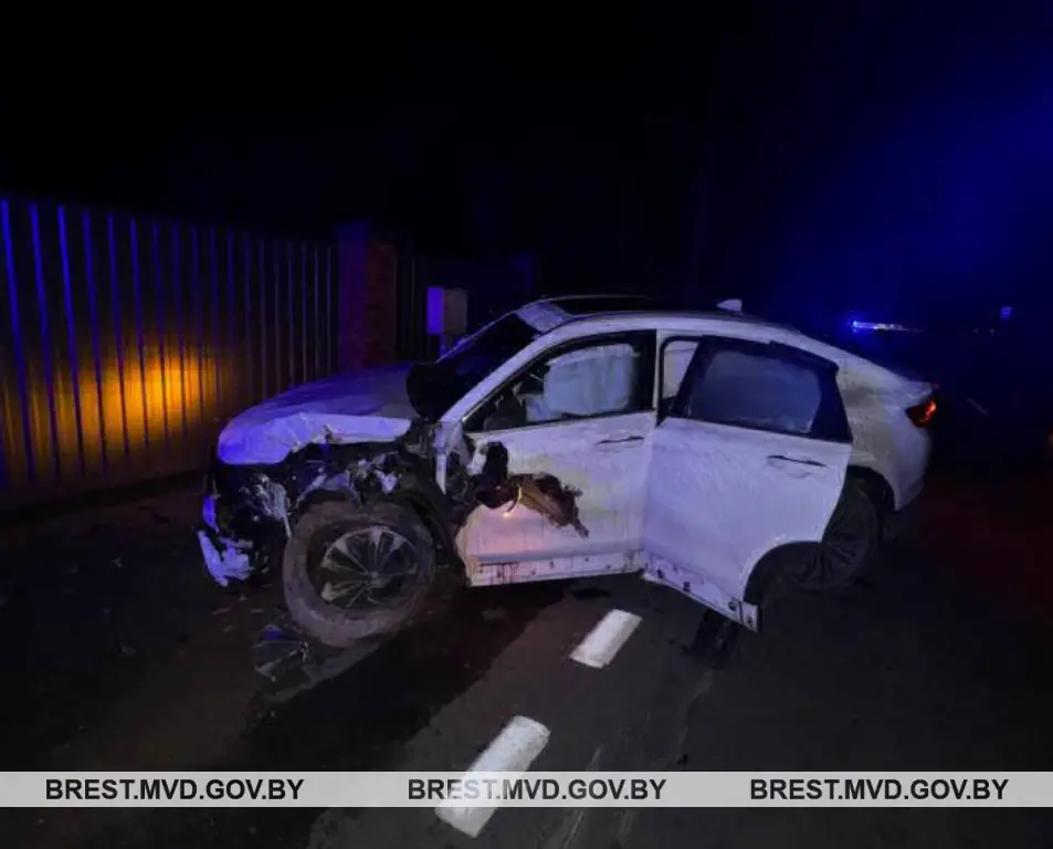 В Брестском районе Geely врезался в забор