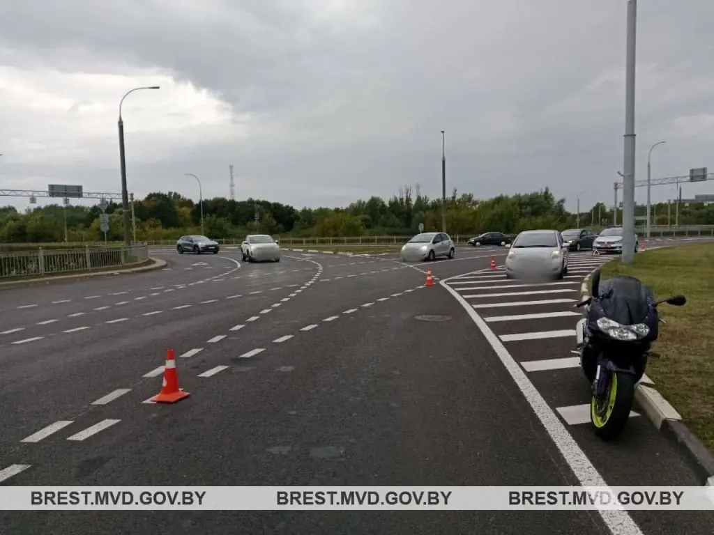 Toyota столкнулась с мотоциклом в Бресте — кто не уступил дорогу